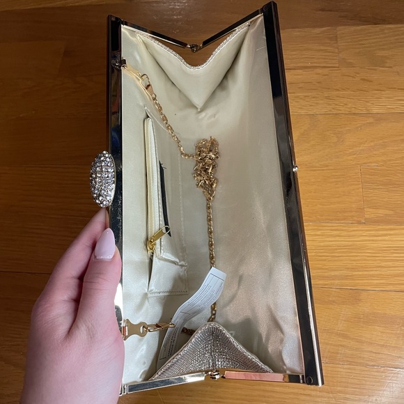 Gold clutch with chain straps! - Picture 4 of 6